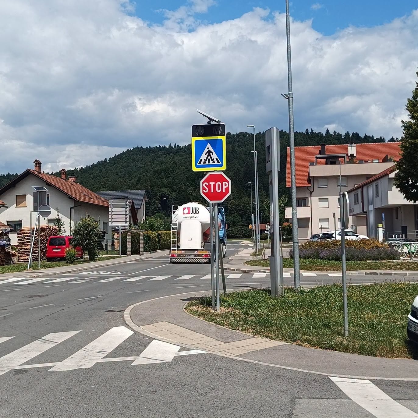 ZA VEČJO VARNOST PEŠCEV JE ZAČEL DELOVATI NOV INTELIGENTNI PROMETNI SISTEM 