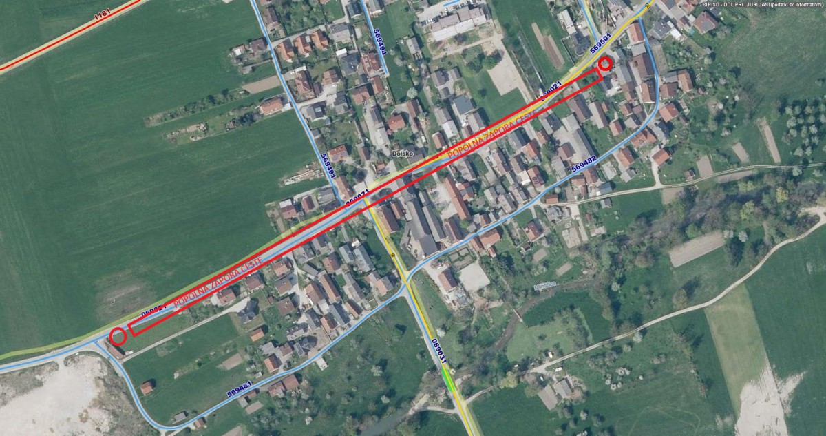 Zapora ceste v naselju Dolsko