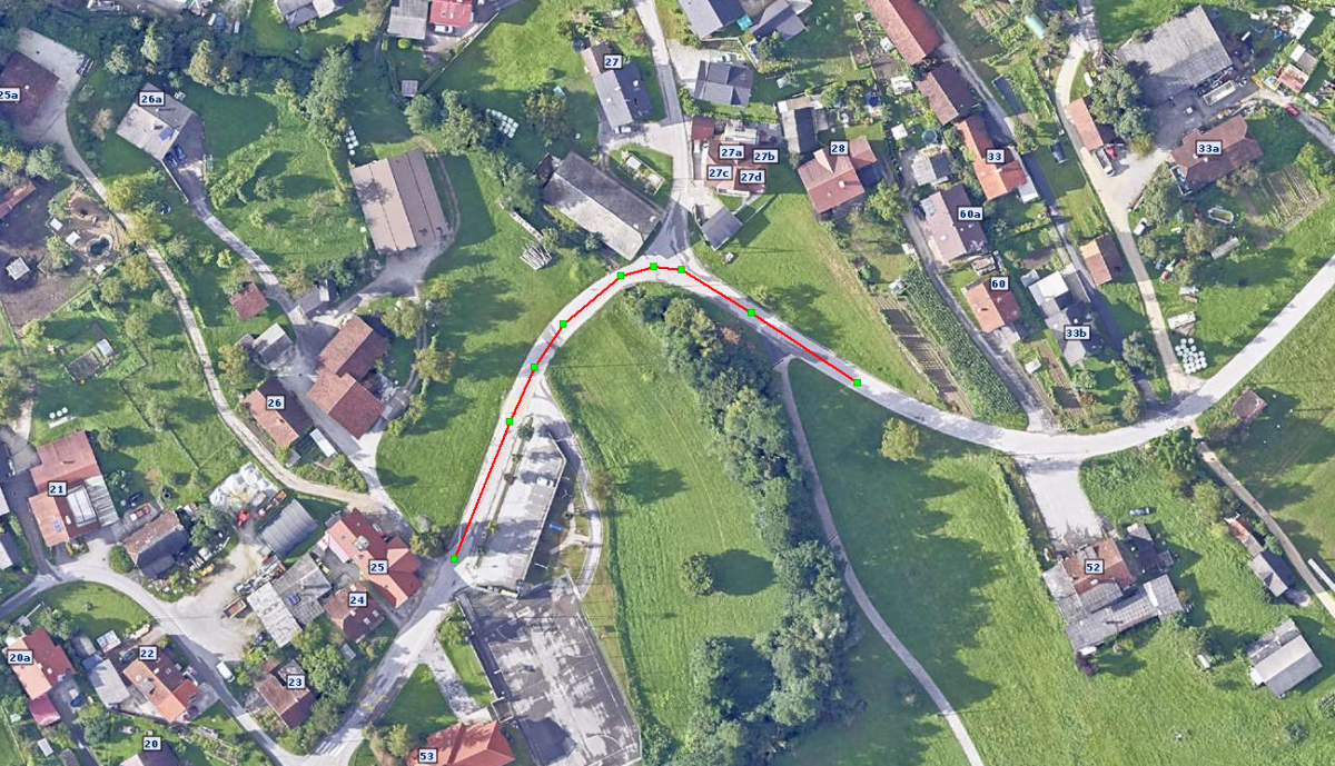 Popolna zapora ceste v naselju Senožeti