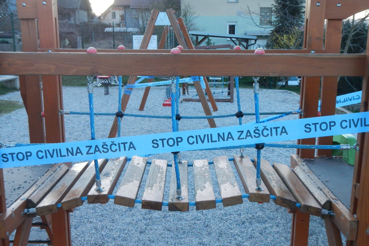 Zapiranje otroških in športnih igrišč