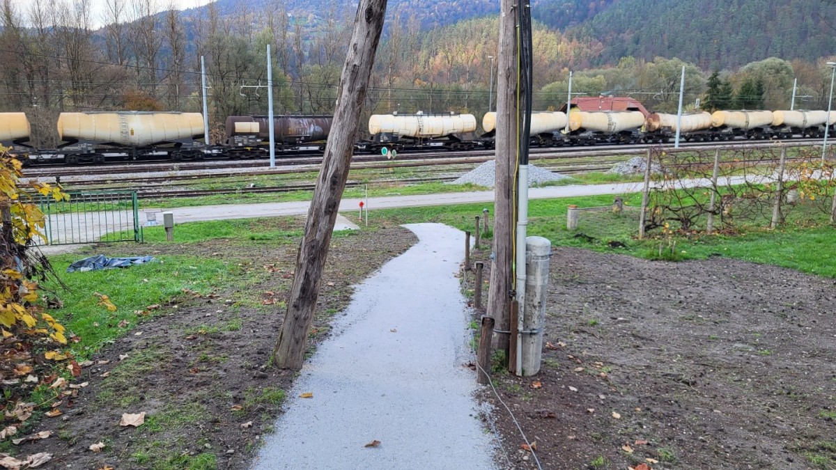 Ureditev povezovalne pešpoti za železniško postajo v Lazah – participativni proračun